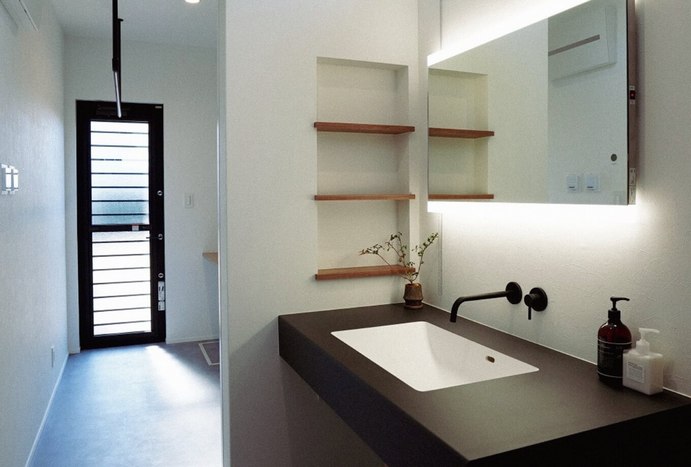 ライフスタイルに合わせて洗面化粧台からニッチ収納まで幅広くご提案します